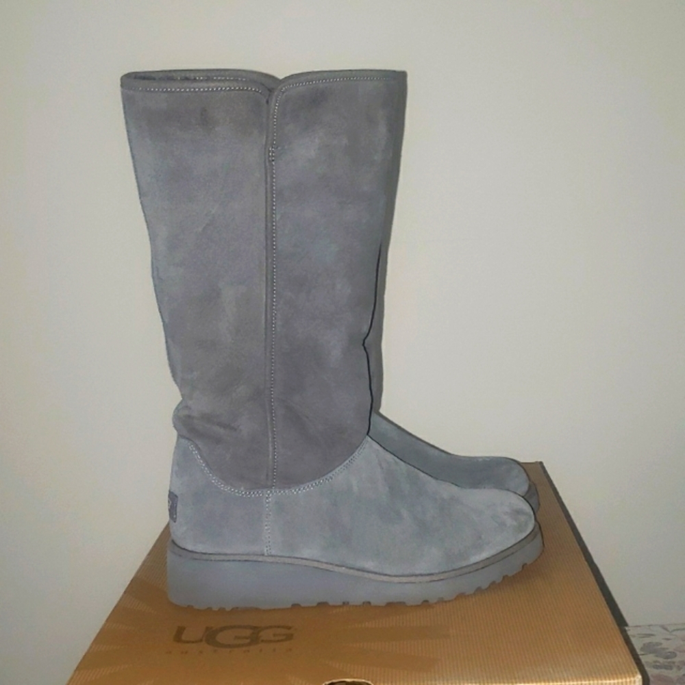 UGG, Knee-length knee.
